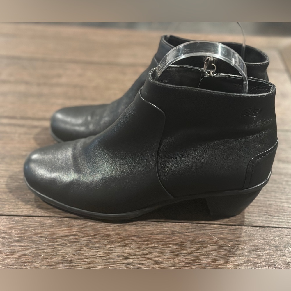Nurture black leather side zip booties‎ boots, sz 7.5